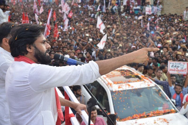 తనకు కోరికలేమీ లేవని, మీరు ముఖ్యమంత్రిగా పనిచేయాలని అడిగితే చేస్తానని, మీరు ఇతర ఏ అవకాశం ఇచ్చినా సంతోషంగా అంగీకరించి పనిచేస్తానని పవన్ కల్యాణ్ అన్నారు. కానీ కొత్త నేతలకు అవకాశం ఇవ్వండని ఆయన పిలుపునిచ్చారు