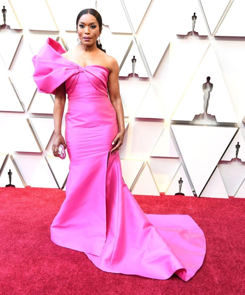 Looking pretty in pink, Angela Bassett wore a structured Reem Acra outfit for the red carpet.