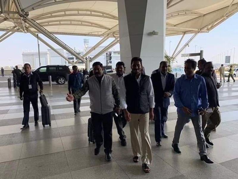 లండన్ నుంచి హైదరాబాద్ వచ్చిన వైఎస్ జగన్