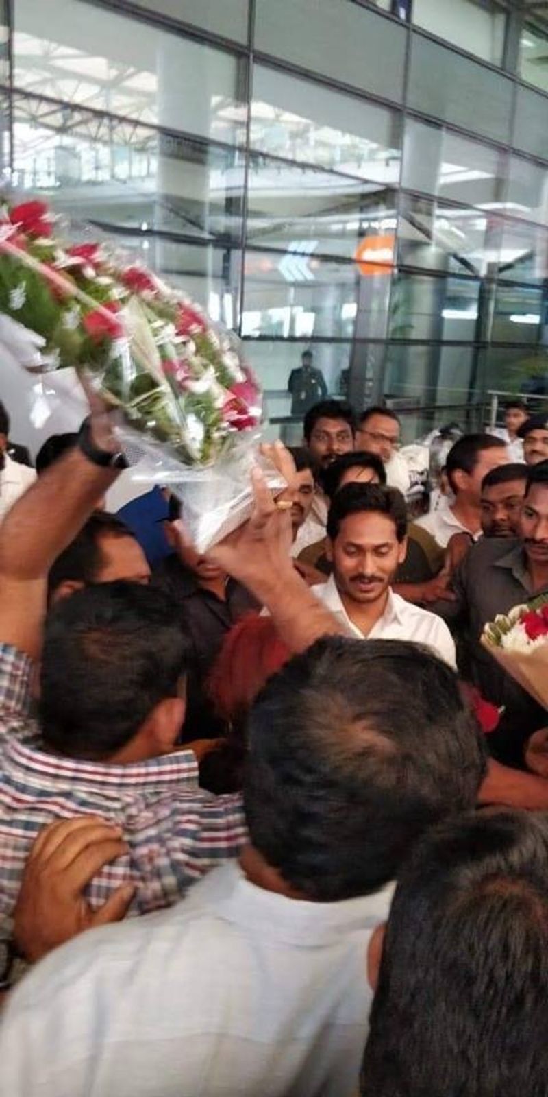 లండన్ నుంచి హైదరాబాద్ వచ్చిన వైఎస్ జగన్