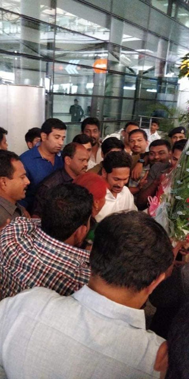 లండన్ నుంచి హైదరాబాద్ వచ్చిన వైఎస్ జగన్