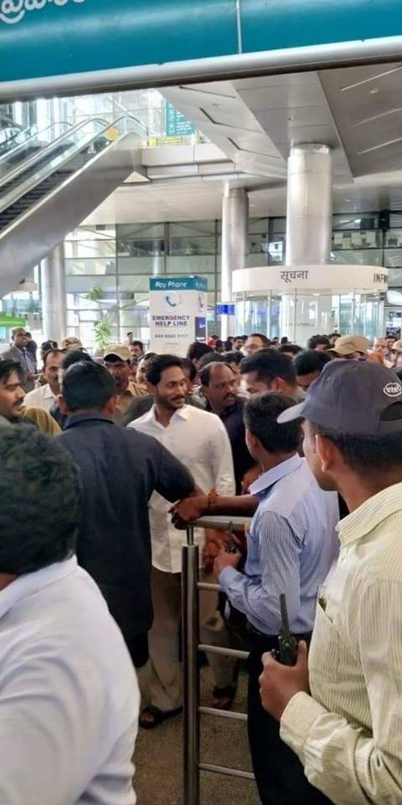లండన్ నుంచి హైదరాబాద్ వచ్చిన వైఎస్ జగన్