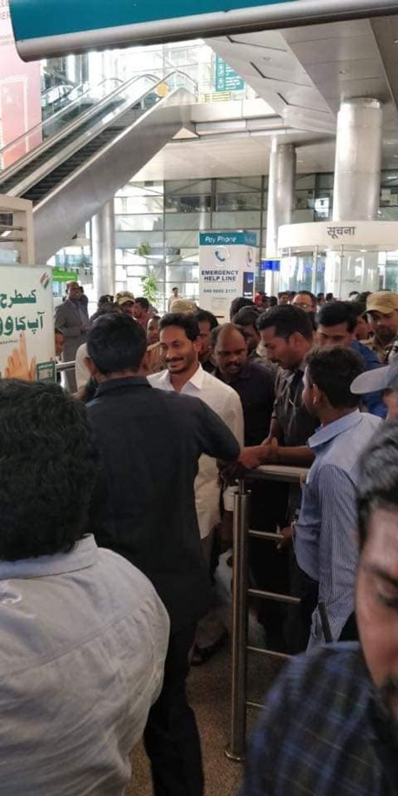 లండన్ నుంచి హైదరాబాద్ వచ్చిన వైఎస్ జగన్