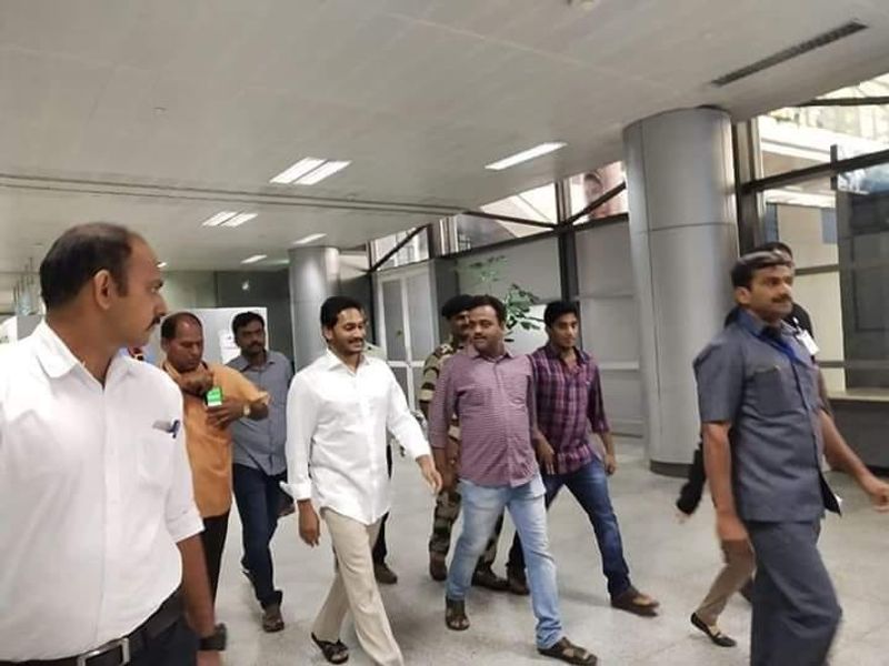 లండన్ నుంచి హైదరాబాద్ వచ్చిన వైఎస్ జగన్