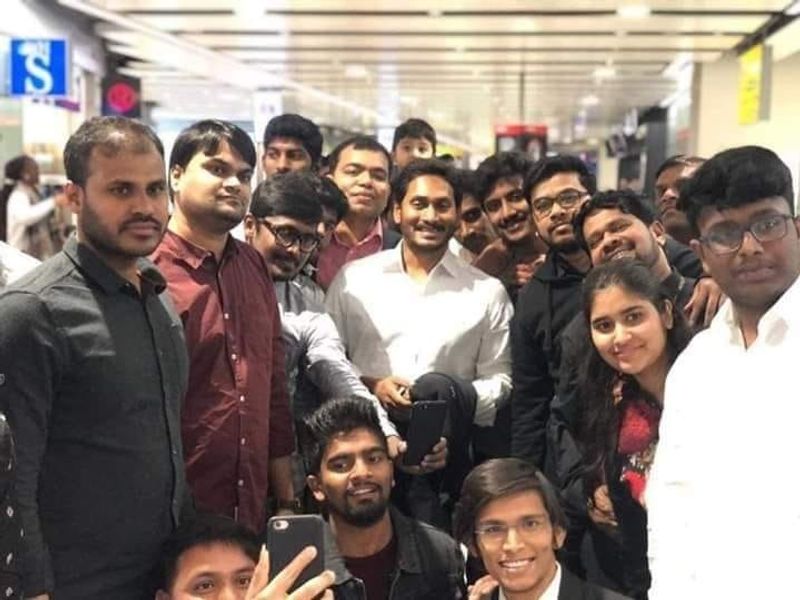 లండన్ నుంచి హైదరాబాద్ వచ్చిన వైఎస్ జగన్