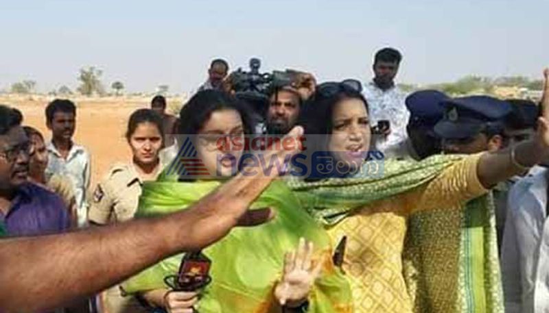తంబళబీడు గ్రామంలో నిరుడు ఆగస్టు 25న అప్పుల బాధ తాళలేక ఆత్మహత్య చేసుకున్న రైతు దంపతులు నెరణికి బోయరామయ్య, వండ్రమ్మ కుటుంబ సభ్యులను ఆమె పరామర్శించారు.పెద్దకడబూరులో ఆత్మహత్య చేసుకున్న రైతు పెద్దరంగన్న కుటుంబ సభ్యులతో మాట్లాడారు. వారు చెప్పింది విని ఆమె కంట తడిపెట్టారు.