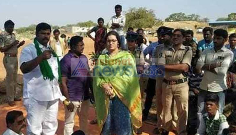 చంద్రబాబు ప్రభుత్వంపై విమర్శలు చేస్తున్న రేణూ దేశాయ్ జనసేన అధినేత పవన్ కల్యాణ్ కు కూడా మింగుడుపడకుండా చేసే అవకాశం ఉన్నట్లు రాజకీయ విశ్లేషకులు భావిస్తున్నారు. పవన్ కల్యాణ్ కర్నూలు పర్యటన చేస్తున్న సమయంలో అదే జిల్లాలో రేణూ దేశాయ్ పర్యటించడం రాజకీయమేనని అంటున్నారు.