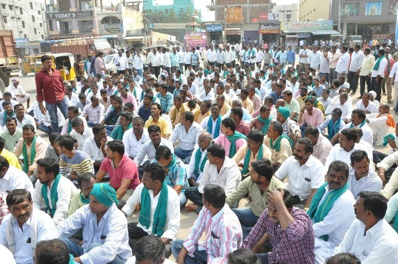 పసుపు పంటకు గిట్టుబాటు ధర కోసం ఆందోళన చేస్తున్న రైతాంగం దేశాన్ని తమ ఆందోళన వైపుకు తిప్పేలా ప్లాన్ చేస్తున్నారు.వచ్చే పార్లమెంట్ ఎన్నికలను అస్త్రంగా చేసుకోవాలని భావిస్తున్నారు. గతంలో ఎస్ఎల్బీసీ కోసం నల్గొండ జిల్లా వాసులు చూపిన బాటలోనే నిజామాబాద్ వాసులు కూడ పయనించాలని భావిస్తున్నారు.