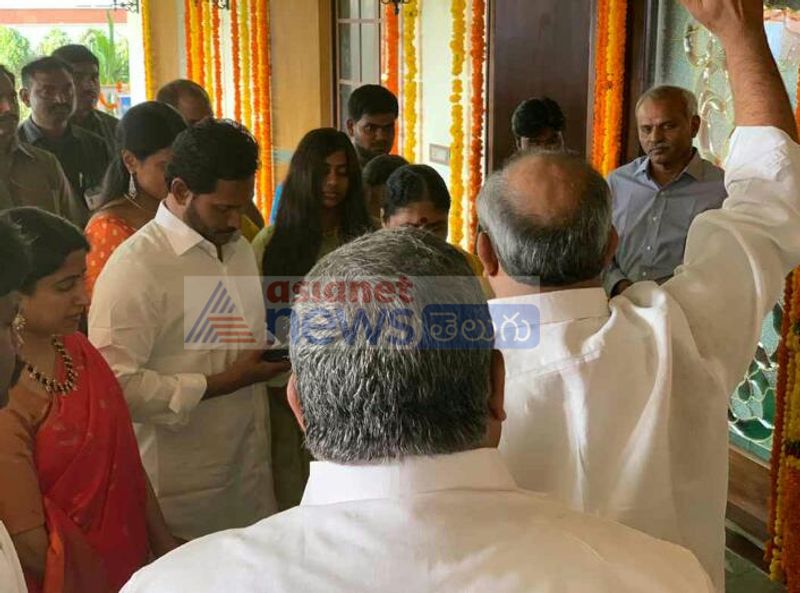 అమరావతిలో సతీమణితో కలిసి జగన్ గృహ ప్రవేశం