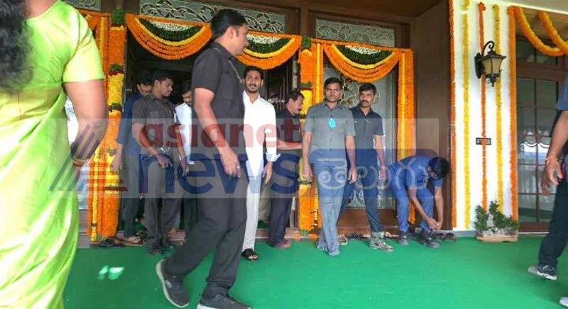 అమరావతిలో సతీమణితో కలిసి జగన్ గృహ ప్రవేశం