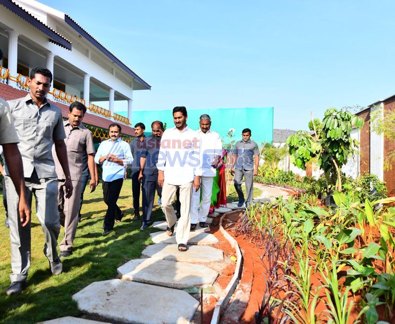 అమరావతిలో సతీమణితో కలిసి జగన్ గృహ ప్రవేశం