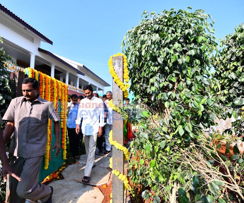 అమరావతిలో సతీమణితో కలిసి జగన్ గృహ ప్రవేశం
