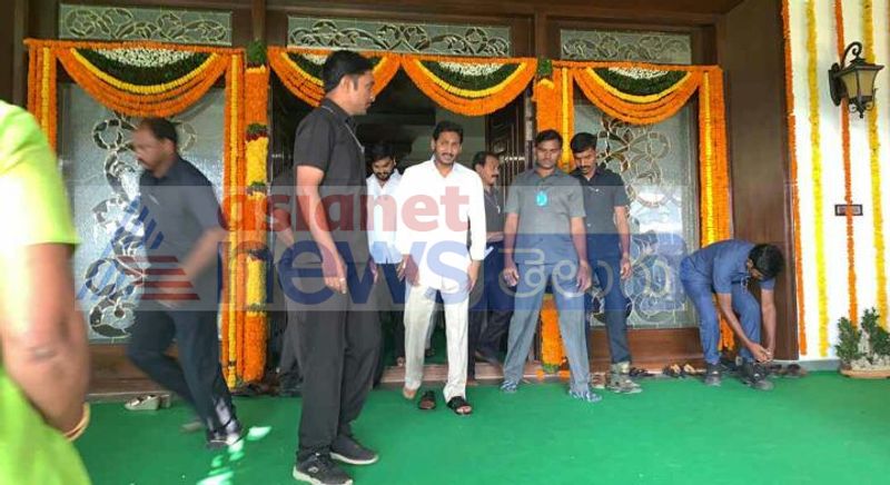 అమరావతిలో సతీమణితో కలిసి జగన్ గృహ ప్రవేశం