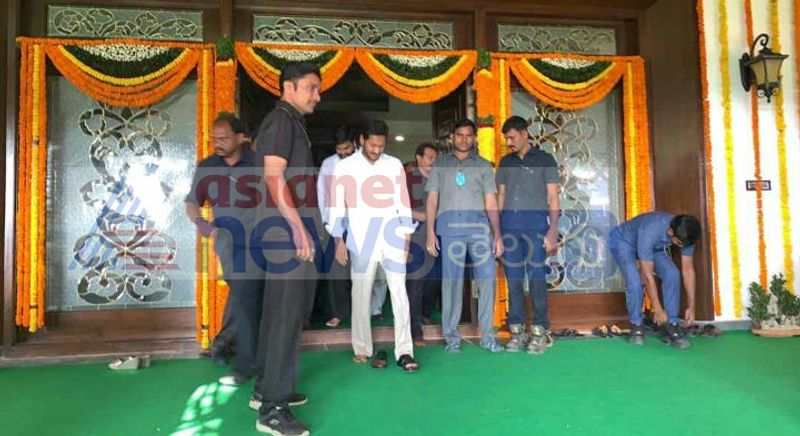 అమరావతిలో సతీమణితో కలిసి జగన్ గృహ ప్రవేశం