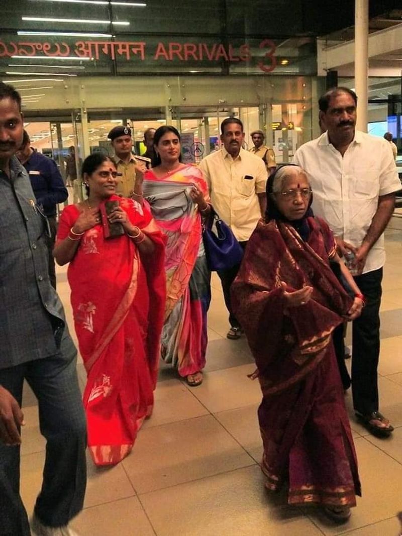 అమరావతిలో సతీమణితో కలిసి జగన్ గృహప్రవేశం (ఫొటోలు)