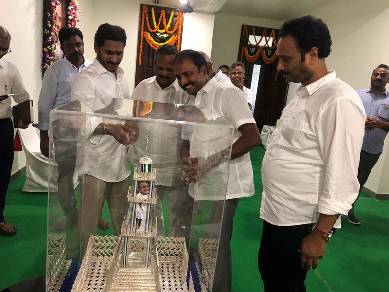 అమరావతిలో సతీమణితో కలిసి జగన్ గృహప్రవేశం (ఫొటోలు)