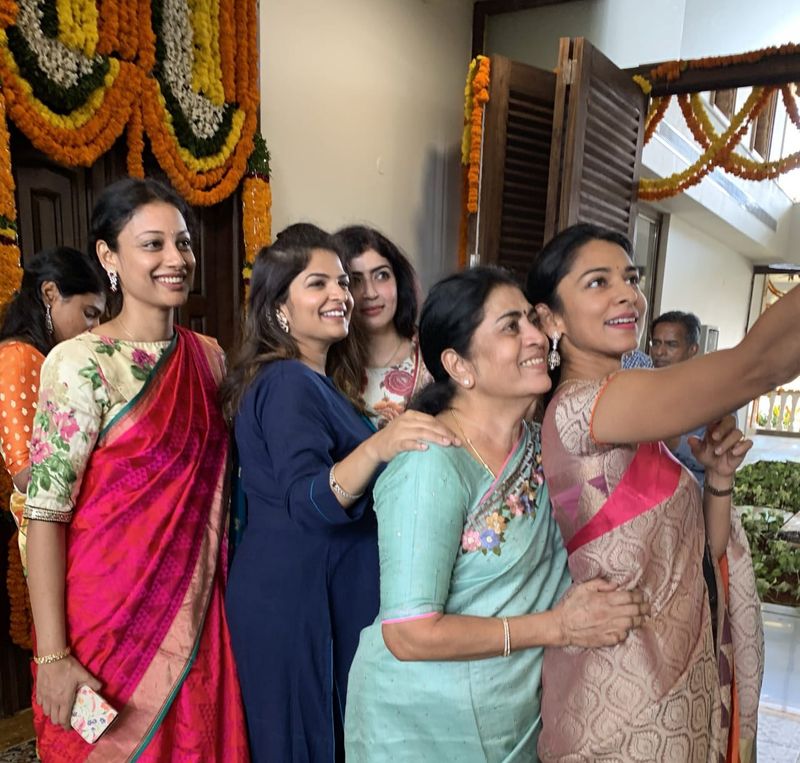 అమరావతిలో సతీమణితో కలిసి జగన్ గృహప్రవేశం (ఫొటోలు)