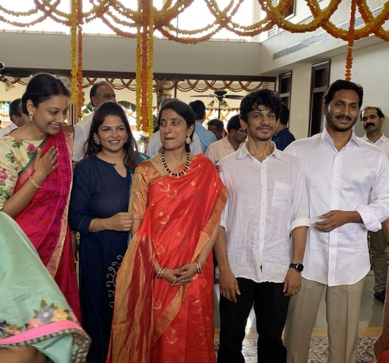 అమరావతిలో సతీమణితో కలిసి జగన్ గృహప్రవేశం (ఫొటోలు)