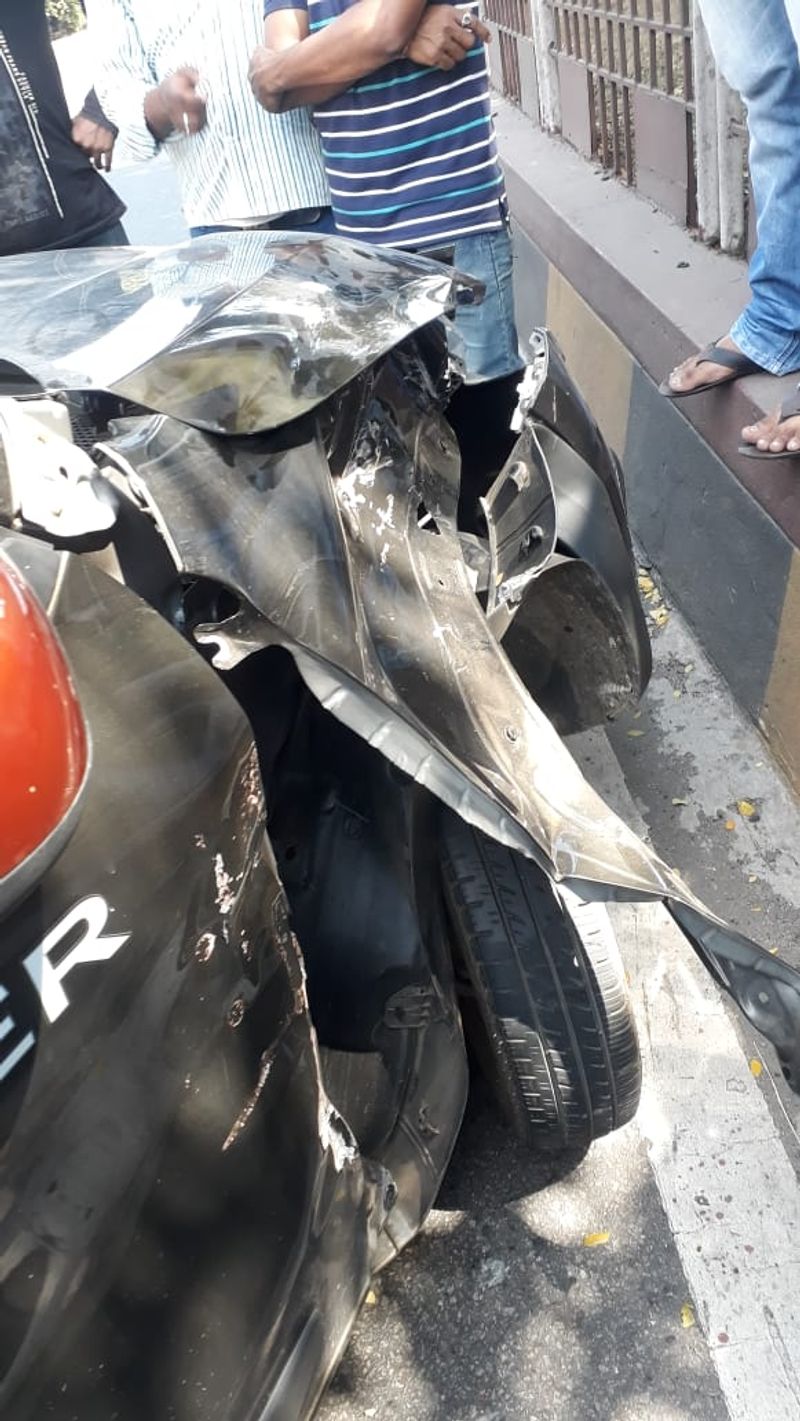 ఢీకొట్టిన లారీ: విలేకరి కారు తుక్కు తుక్కు