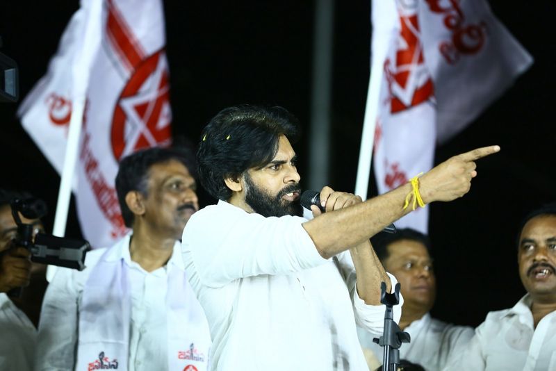 కడప: వైఎస్సార్ కాంగ్రెసు పార్టీ అధ్యక్షుడు వైఎస్ జగన్మోహన్ రెడ్డి సొంత జిల్లా కడపలో జనసేన అధినేత పవన్ కల్యాణ్ బుధవారంనాడు పర్యటించారు. 2019 సార్వత్రిక ఎన్నికల్లో జనసేన పార్టీ తెలుగుదేశం పార్టీతోగానీ, వైఎస్ఆర్ కాంగ్రెస్ పార్టీతోగానీ జతకట్టదని, వామపక్ష పార్టీలతో కలిసి పోటీ చేస్తుందని ఆయన స్పష్టం చేశారు.
