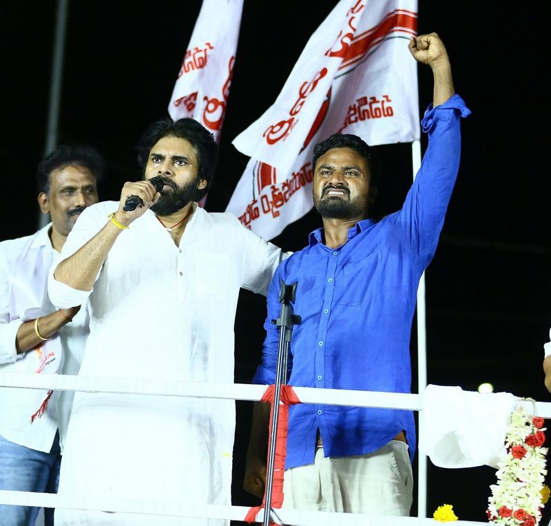 బుధవారం కడప నగరంలోని అన్నమయ్య సర్కిల్ లో నిర్వహించిన బహిరంగ సభలో శ్రీ పవన్ కళ్యాణ్ ప్రసంగించారు. వేలకోట్లు దోచేసి పిల్లికి బిచ్చం వేసినట్లు రూ. 2 వేలు, రూ. 3వేలు ఇస్తున్నారు. అమలు సాధ్యం కాని హామీలతో మీ జీవితాల్లో రత్నాలు కురిపిస్తామని అరచేతిలో స్వర్గం చూపిస్తున్నారని అన్నారు.