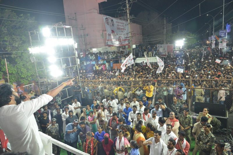 తెలుగుదేశం పార్టీతో జనసేన జతకట్టిందని ప్రతిపక్ష పార్టీ అసత్య ప్రచారం చేస్తోందని, ముఖ్యమంత్రి చంద్రబాబు నాయుడిని, అధికార పార్టీ ఎమ్మెల్యేలను ప్రజాక్షేత్రంలో ఉతికి ఆరేసింది జనసేన పార్టీ గానీ, వైఎస్ఆర్ కాంగ్రెస్ పార్టీ కాదని పవన్ అన్నారు. ప్రతిపక్ష పార్టీ నాయకుడికి ఆ దమ్ము లేదని, చట్ట సభల నుంచి పారిపోయారని ఆయన అన్నారు.