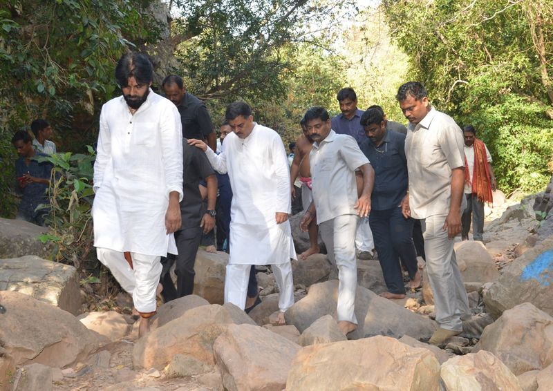 పదవిలో లేకపోయినా, పార్టీలో ఒక్క కౌన్సిలర్ లేకపోయినా అవినీతిపై బలంగా గళమెత్తింది జనసేన పార్టీయే తప్ప వైఎస్ఆర్ కాంగ్రెస్ పార్టీ కాదని పవన్ అన్నారు. ఆ పార్టీకి ఆ దమ్ము, ధైర్యం లేవని, తమ పార్టీ నుంచి ఎవరూ చట్టసభలకు వెళ్లకపోయినా అనంతపురంలో మహిళల అక్రమ రవాణాను అడ్డుకున్నామని చెప్పారు. భయపెట్టి పాలించేవాడు నాయకుడు కాదుని, స్వేచ్ఛనిచ్చే వాడు నాయకుడని అన్నారు.