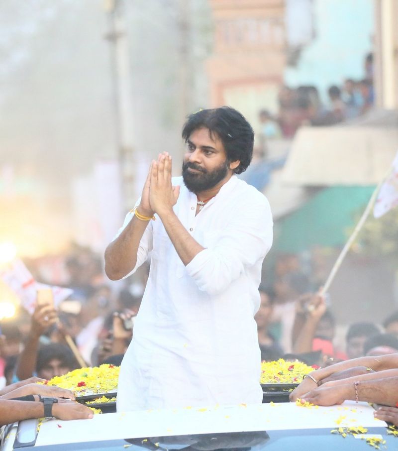 మంచి ఆశయాలతో చిరంజీవి 2009లో ప్రజారాజ్యం పార్టీ స్థాపించారు. అయితే పార్టీలో ఉన్న నాయకుల ఒత్తిడిని తట్టుకోలేకపోయారని, దీంతో పార్టీని ముందుకు తీసుకెళ్లలేక కాంగ్రెస్ లో వీలినం చేశారని పవన్ కల్యాణ్ అన్నారు. జనసేన పార్టీ మాత్రం సైద్ధాంతిక బలంతో వచ్చిన పార్టీ అని చెప్పారు.