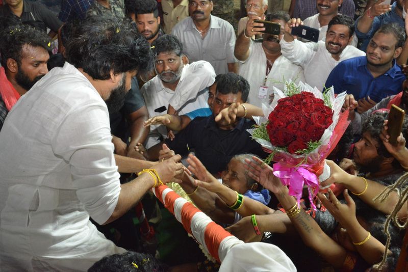 మీ అవినీతి కోటలు బద్దలు కొట్టి తీరుతాం. మీ ఫ్యూడల్ కోటలు బద్దలు కొడతామని, మీరు భయపెట్టి పాలిద్దాం అంటే ఇది 2009 కాదు 2019 గుర్తించుకోండి అని పవన్ విరుచుకుపడ్డారు. దెబ్బతిన్న బెబ్బులిలా ఉన్నాం కొమ్ములు పీకిపారెస్తామని అన్నారు.