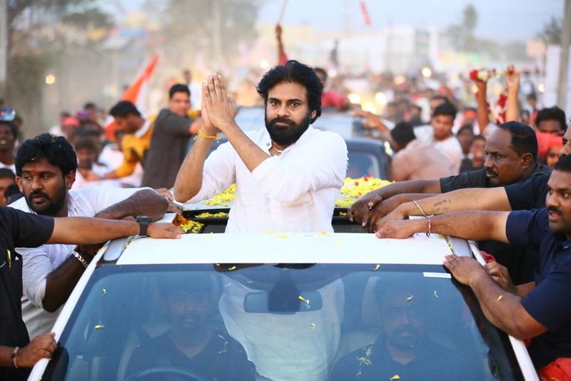 తాను కులం లేని వాడినని, తన నలుగురి పిల్లల్లో ఇద్దరిది హిందుమతమయితే ఇద్దరిది క్రిస్టియన్ మతమని, తన సన్నిహితులు ఎక్కువగా ఇస్లాం మతం పాటిస్తారని, కులాలను కలిపే రాజకీయం చేయడానికి వచ్చాను తప్ప, కులాలను విడదీసే రాజకీయాలను చేయనని పవన్ కల్యాణ్ అన్నారు.