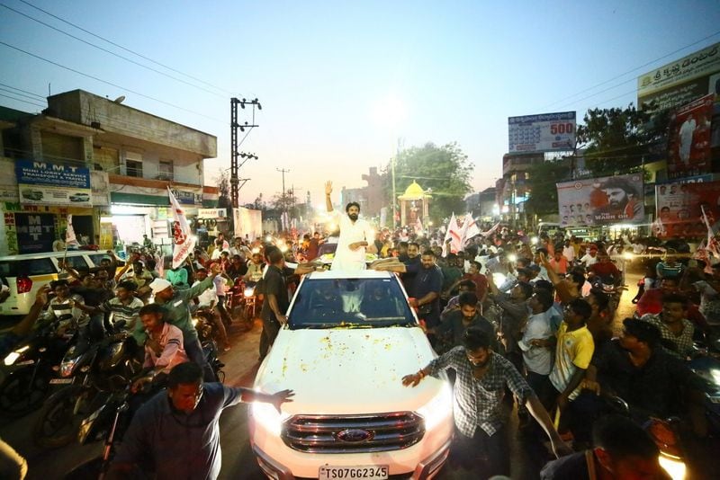 రాయలసీమ పర్యటనకు వస్తున్నానంటే చాలామంది నాయకులు ఎలా వస్తారో మేము చూస్తామంటూ బెదిరింపులకు దిగారని పవన్ అంటూ ఆత్మగౌరవం, పౌరుషం ఉన్నవాడిని కిరాయిమూకలకు, ప్రైవేటు సైన్యానికి భయపడేవాడిని కాదని అన్నారు.