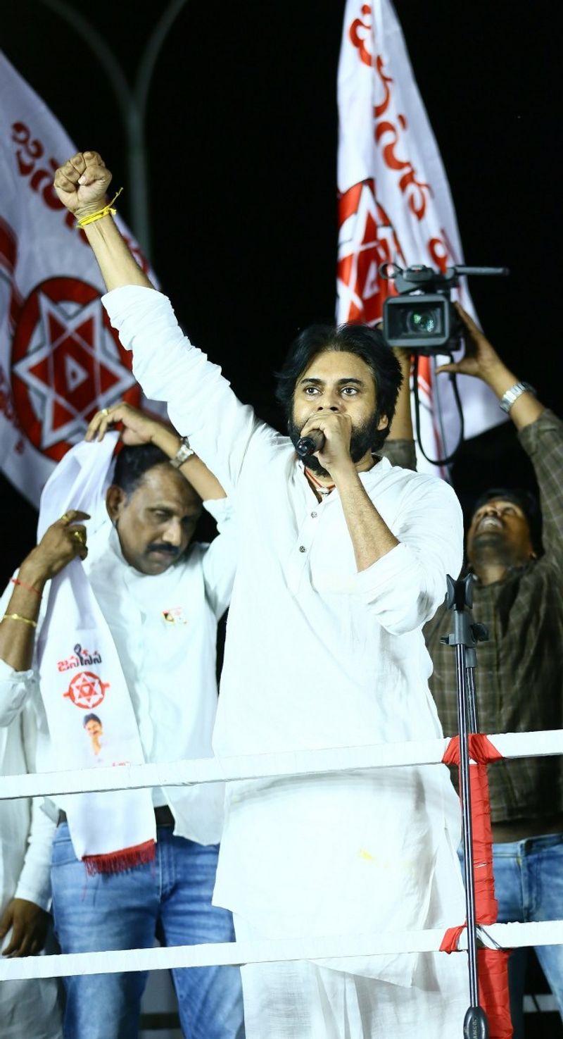 రాయలసీమను నాయకులు భయం గుప్పెట్లో పెట్టారని, సీమకు కావాల్సింది స్వేచ్ఛ. రాయలసీమలో తొండ కూడా గుడ్లు పెట్టలేనంత క్షామం ఉందంటారని పవన్ అన్నారు. మరి రాజకీయ నాయకుల ఇళ్లల్లో మాత్రం బంగారు గుడ్లు ఎలా వస్తున్నాయో తెలియడం లేదని అన్నారు.