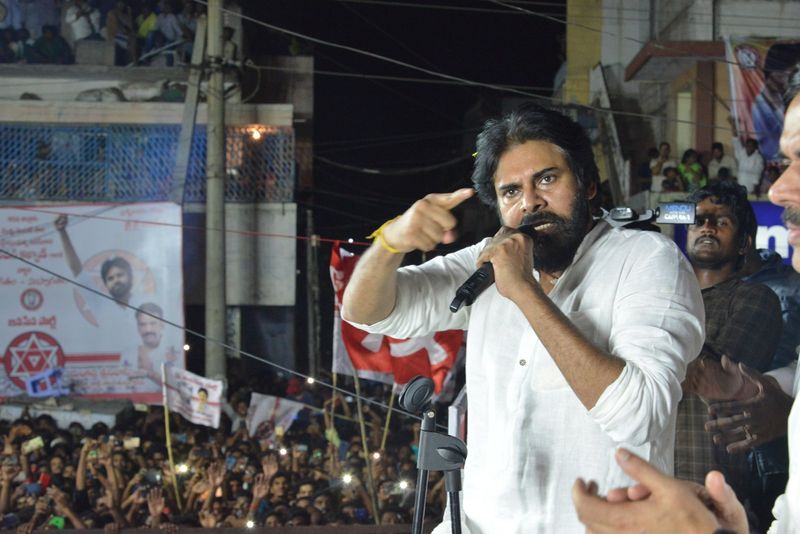 కొన్ని కుటుంబాలు తన ఆర్దిక ఎదుగుదల కోసం ప్రజలను దారిద్యంలోకి నెట్టేశారని, కొంతమంది రాజకీయాలకు వేలకోట్లు అవసరం అంటున్నారని పవన్ అన్నారు. ఎన్నివేల కోట్లు పెట్టామని ఇంతమంది అన్నదమ్ములు, ఆడపడుచులు ఇక్కడికి వచ్చారని అడిగారు.
