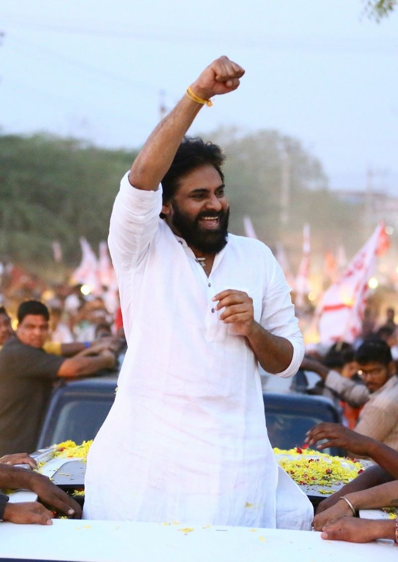 "జనసైనికుల మీద దాడులకి పాల్పడుతున్నారు. జనసేన కార్యకర్తల మీద దాడులు చేసే వారికి ఇదే నా హెచ్చరిక. నా పేరు పవన్కళ్యాణ్... మా జనసైనికుల మీద ఎవరైనా దాడులు చేస్తే తోలుతీస్తా. మార్చి 14న జనసేన ఆవిర్భావ దినోత్సవం రోజున అన్ని అంశాలకీ సమాధానం చెబుతాను" పవన్ అన్నారు.