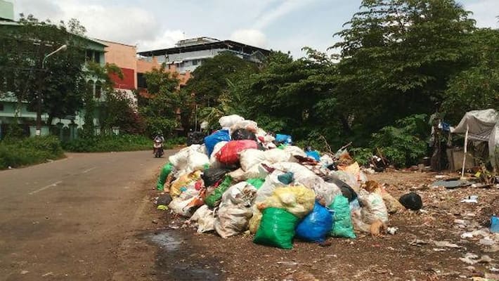 Kolar District Administration burns Plastic in Office surrounding Kolar District Administration burns Plastic in Office surrounding