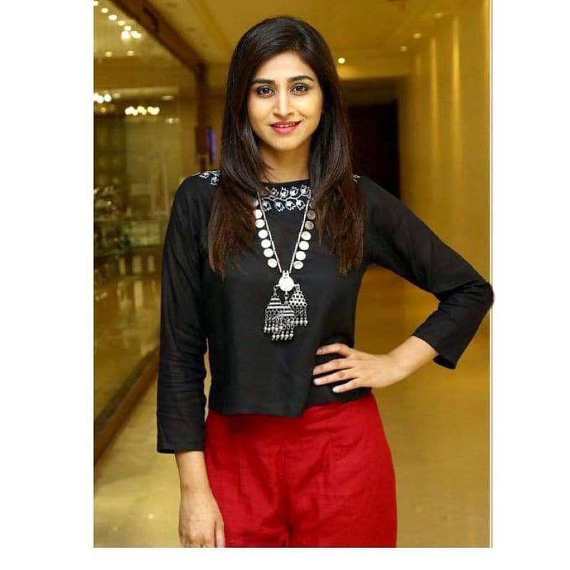 (Courtesy Instagram)యాంకర్ వర్షిని లేటెస్ట్ ఫోటోలు
