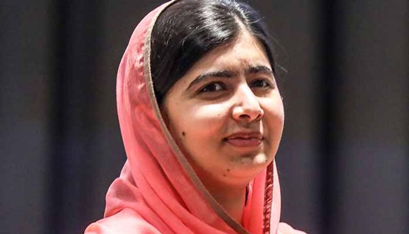 नारी शिक्षा की अलख जगाती मलाला यूसुफजई (Malala Yousafzai)
मलाला यूसुफजई 15 साल की थी जब उन्होंने लड़कियों की शिक्षा के लिए सिर पर गोली खाई थी। पाकिस्तान में लड़कियों की शिक्षा की हिमायत करने वाली मलाला यूसुफजई पर तालिबान ने हमला किया और सिर में गोली मारकर उसकी जान लेने की कोशिश की थी। ब्रिटेन में लंबे इलाज के बाद वह ठीक हुईं और एक बार फिर अपने अभियान में जुट गईं। सबसे कम उम्र में शांति का नोबेल जीतने वाली मलाला आतंकवादियों के बच्चों को भी शिक्षा देने की पक्षधर है ताकि वह शिक्षा और शांति का महत्व समझें।
उत्तर-पश्चिमी पाकिस्तान की स्वात घाटी की रहने वाली मलाला ने 11 साल की उम्र में गुल मकाई नाम से बीबीसी उर्दू के लिए डायरी लिखना शुरु किया था। साल 2009 में डायरी लिखने की शुरुआत करने वाली मलाला स्वात इलाके में रह रहे बच्चों की व्यथा सामने लाती थीं। उस समय स्वात इलाके में तालिबान का खतरा बहुत ज्यादा था। डायरी के जरिए बच्चों की कठिनाइयों को सामने लाने के लिए मलाला को वीरता के लिए राष्ट्रीय पुरस्कार मिला। साल 2011 में बच्चों के लिए अंतरराष्ट्रीय शांति पुरस्कार के लिए नामांकित किया गया।
