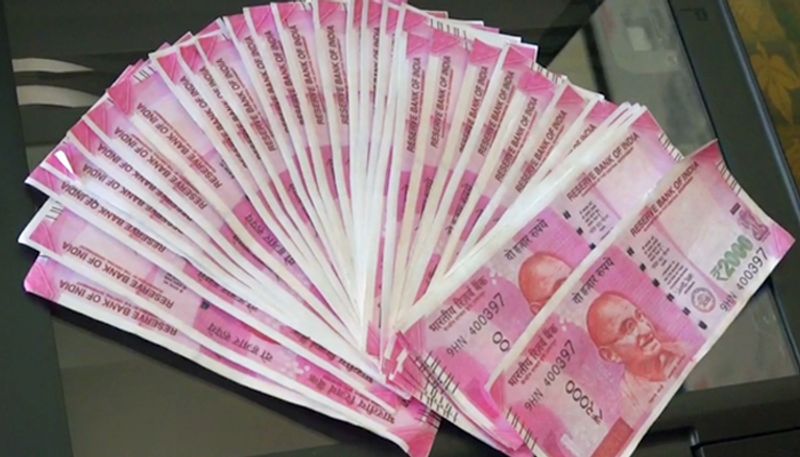 क्या दावा किया जा रहा है?
दावा किया जा रहा है कि लॉकडाउन में गुजरात में नकली नोट छापे जा रहे हैं। इस दावे के साथ लोग नकली नोटों की तस्वीरें वायरल हो रही हैं। 