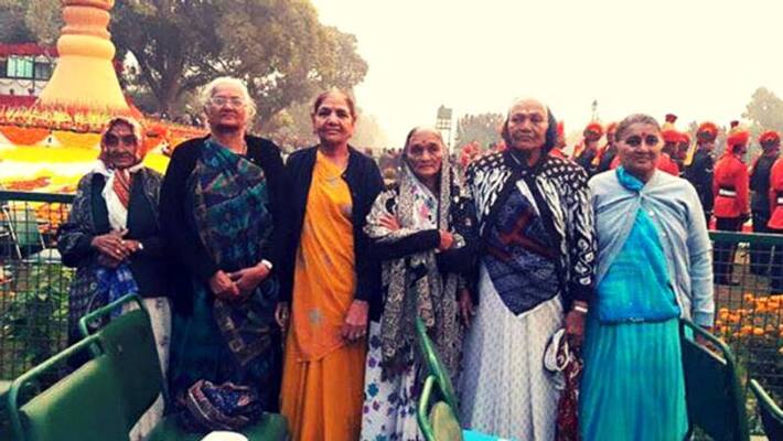 300 women worked for reconstruct bombed airstrip 300 women worked for reconstruct bombed airstrip