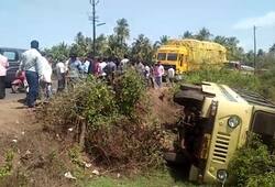 Karwar accident Passenger tempo topples, 8 severely injured