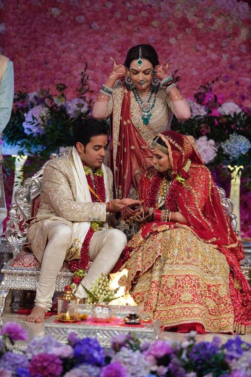 बिजनेसमैन मुकेश अंबानी के बेटे आकाश अंबानी की शादी 9 मार्च को मुंबई में बांद्रा के बीकेसी स्थित‍ि ज‍ियो वर्ल्ड सेंटर में आयोजित की गई थी। इस शाही शादी में में देश-विदेश से मेहमान पहुंचे। बड़े बिजनेसमैन, व्यापारियों के साथ ही बॉलीवुड के कई सितारों भी शामिल हुए।