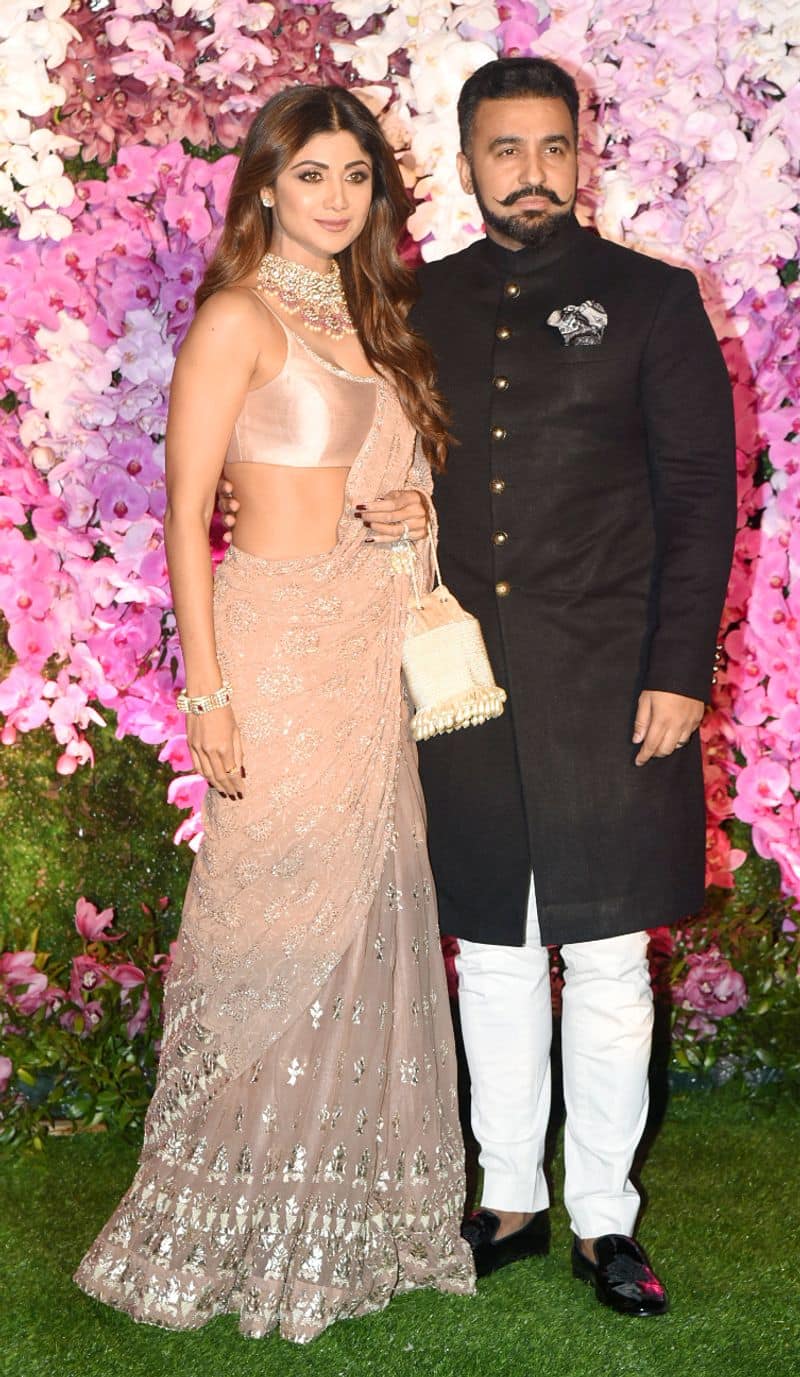 शिल्पा ने राज कुंद्रा नाम के उद्योगपति से शादी की है।