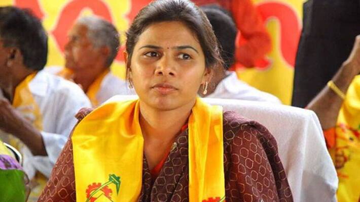 minister bhuma akhilapriya injured after clashes between tdp. ysrcp minister bhuma akhilapriya injured after clashes between tdp. ysrcp