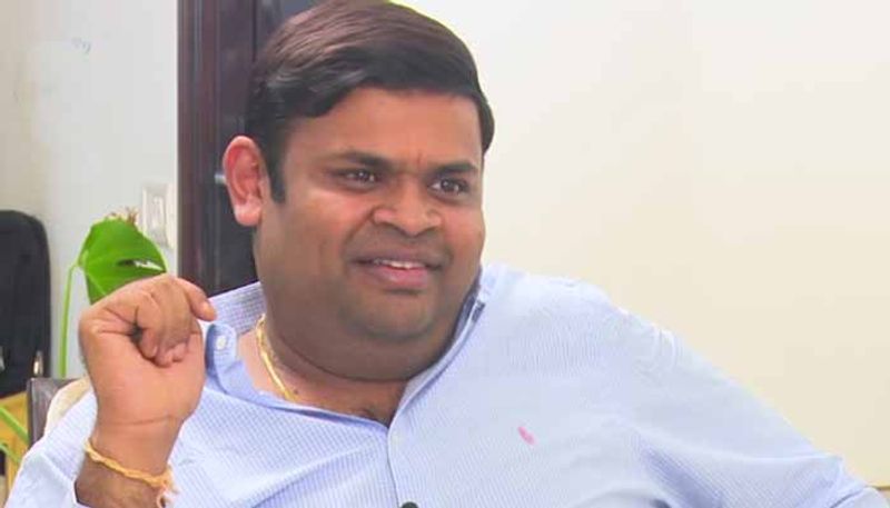 చిత్తూరు జిల్లా శ్రీకాళహస్తి అసెంబ్లీ స్థానం నుండి మాజీ మంత్రి బొజ్జల గోపాలకృష్ణారెడ్డి తనయుడు బొజ్జల సుధీర్ రెడ్డి టీడీపీ అభ్యర్ధిగా పోటీ చేసి ఓటమి పాలయ్యాడు. ఈ నియోజకర్గం నుండి బొజ్జల గోపాలకృష్ణారెడ్డి వరుసగా విజయం సాధిస్తున్నారు.