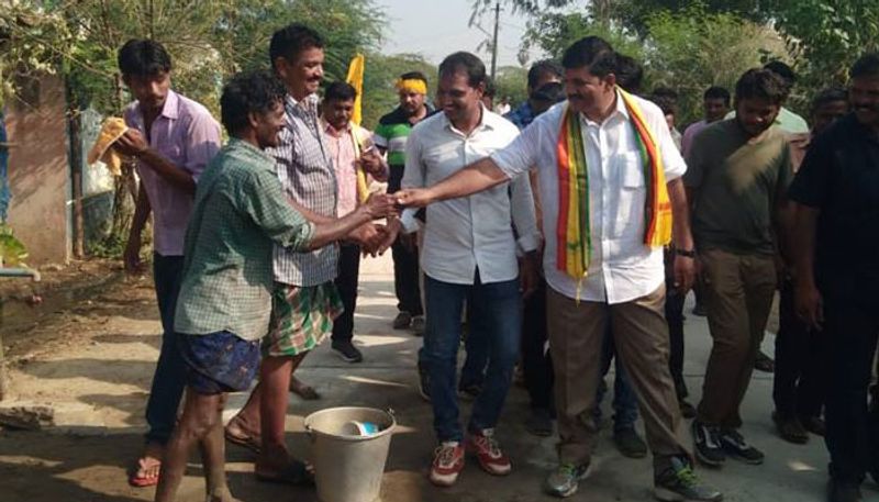 ధూళిపాళ్ల నరేంద్రది అక్రమ అరెస్ట్ అంటూ టీడీపీ కేంద్ర కార్యాలయ కార్యదర్శి, ఎమ్మెల్సీ పీ.అశోక్ బాబు, జవహర్, పొలిట్ బ్యూరొ సభ్యులు కళా వెంకట్రావ్, మాజీ మంత్రి, టీడీపీ పొలిట్ బ్యూరో సభ్యులు కొల్లు రవీంద్ర, తెలుగుదేశం పార్టీ పొలిట్ బ్యూరొ సభ్యుడు, మాజీ మంత్రి నక్కా ఆనంద బాబులు ఖండించారు.