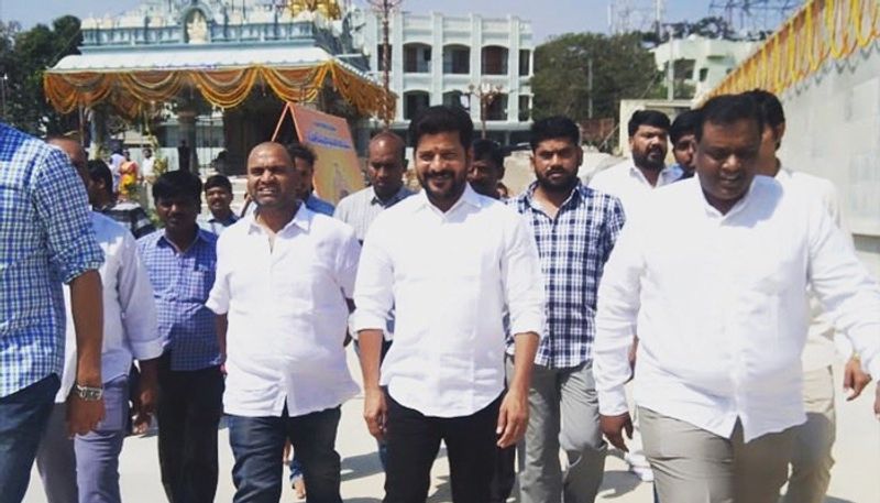 పరిస్ధితి ఇంత కాకపై ఉన్న తరుణంలో టీ కాంగ్రెస్ అగ్రనేతల్లో ఒకరైన రేవంత్ రెడ్డి ఉన్నపళంగా ఢిల్లీ వెళ్లడం టీకప్పులో కలకలం రేపింది. హుజూర్నగర్ అభ్యర్ధిగా రేవంత్ ఓ వ్యక్తి ని ప్రతిపాదించడం దానికి సీనియర్ల నుంచి అభ్యంతరాలు రావడం పద్మావతికి అభ్యర్ధిత్వం ఖరరావ్వడం చకచకా జరిగిపోయాయి.