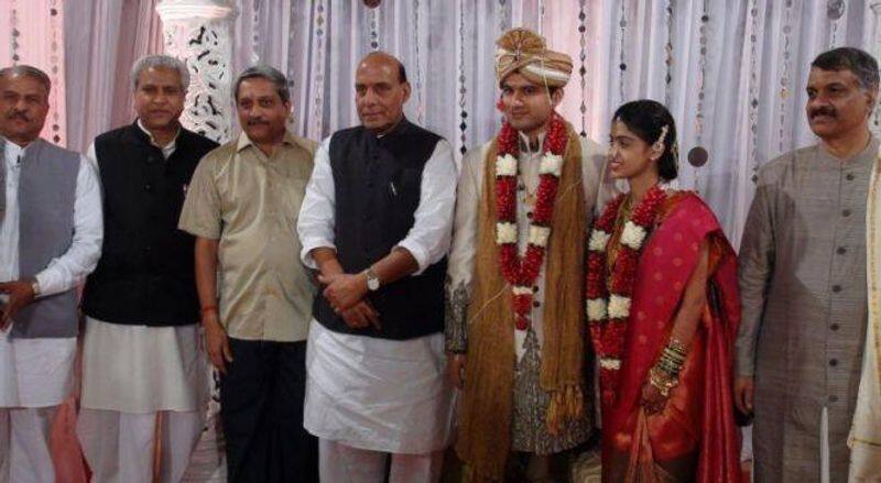 Manohar Parrikar had a signature look, half-sleeved shirt, paired with plain trousers and simple footwear. During his son’s Abhijat wedding, he welcomed guests in the same attire.