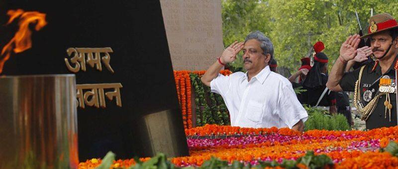 Manohar Parrikar always travelled in economy class and paid for personal calls from his pocket. Yes, you heard it right. As we have mentioned above, Parrikar never entertained VVIP treatment meted out to netas.