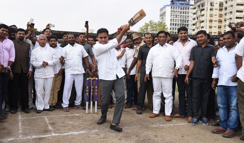 కాంగ్రెస్ మాజీ ఎంపి అయిన అజారుద్దిన్ ను టీఆర్ఎస్ లో చేర్చుకోడానికి కేటీఆర్ హెచ్సిఏ ఎన్నికలను పావుగా వాడుకున్నట్లు సమాచారం. ఈ ఎన్నికల్లో మద్దతిచ్చి గెలిపిస్తామని... అయితే గెలిచిన తర్వాత టీఆర్ఎస్ లో చేరాలంటూ అజారుద్దిన్ కు కేటీఆర్ సూచించారట. దీని ప్రకారమే మరో రెండురోజుల్లో అతడు కాంగ్రెస్ పార్టీకి గుడ్ బై చెప్పి టీఆర్ఎస్ పార్టీలో చేరనున్నట్లు తెలుస్తోంది.