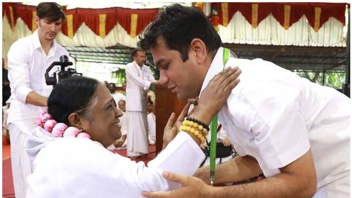 Hibi Eden seek blessing from Mata Amritanandamayi Hibi Eden seek blessing from Mata Amritanandamayi